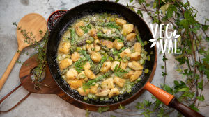 Vegetarisk gnocchi fotograferad i stekpanna