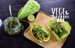 Vegetariska tacos fotade på serveringsbricka i trä.