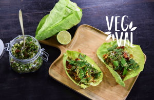 Vegetariska tacos fotade på serveringsbricka i trä.