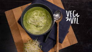 Vegetarisk grön maträtt fotad uppifrån.