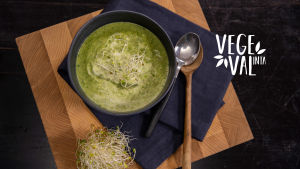 Vegetarisk grön maträtt fotad uppifrån.