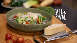 Vegetarisk bönpasta fotad med kort skärpedjup.