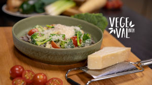Vegetarisk bönpasta fotad med kort skärpedjup.