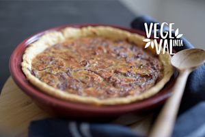 Vegetarisk paj fotad med kort skärpedjup.