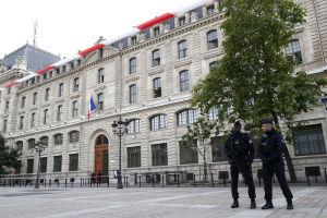 Paris huvudpolisstation efter knivattacken. Polisstationen ligger i Paris äldsta stadsdel, Île de la Cité. Paris huvudpolisstation ligger mittemot Notre Dame-katedralen i Paris äldsta stadsdel Île de la Cité.