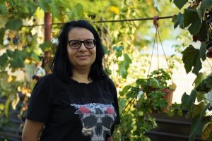 Madalina Velcovici arbetar som affärsbiträde och vill inte lämna sitt land. Madalina Velcovici arbetar som affärsbiträdet och vill inte lämna sitt land.