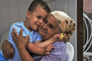 Maria Turcin har tagit hand om barnbarnsbarnet Alberto sedan han var bebis när föräldrarna arbetar. Maria Turcin har tagit hand om barnbarnsbarnet Alberto sedan han var bebis när föräldrarna arbetar.