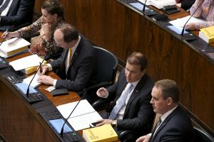 Fyra sannfinländska ledamöter under budgetdebatten. Från vänster Arja Juvonen, partiets ordförande Jussi Halla-aho, Ville Tavio och Jani Mäkelä. Den sistnämnda beskyllde Socialdemokraterna för brutna vallöften. Fyra sannfinländska ledamöter under budgetdebatten: från vänster Arja Juvonen, partiets ordförande Jussi Halla-aho, Ville Tavio och Jani Mäkelä.