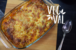 Lasagne i ugnsfast glasform fotad uppifrån.