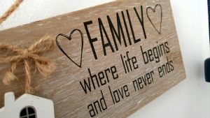 Det finns flera sätt att definiera en familj. En liten skylt där det står att familjen är där livet börjar och kärleken aldrig tar slut.