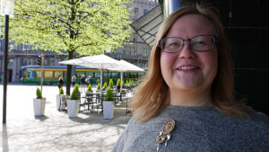 Saamelaiskäräjien puheenjohtaja Tiina Sanila-Aikio toteaa saamelaiskysymysten unohtuvan Suomessa helposti. Tiina Sanila-Aikio kadulla Helsingissä