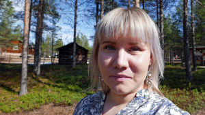 Anni Guttorm palasi opintojen jälkeen takaisin pohjoiseen. Anni Guttorm Saamelaismuseo Siidan pihalla