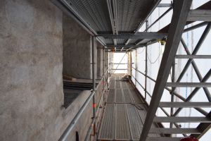 Det finns byggnadsställningar i 14 våningar längs det västra tornets mur. Turun linnan rakennustelineet hupun alla