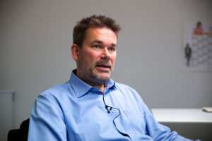 Enligt Kuvaverkkos vd Petri Karjalainen kan man gott säga att upphandlingen lett till att fattiga betalar mer för sina produkter än rika. Petri Karjalainen, toimitusjohtaja, Kuvaverkko
