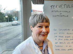 Naistentautien- ja synnytysten erikoislääkäri Eeva Ekholm toivoo, että luottamuksellinen suhde neuvolan terveydenhoitajan kanssa voi auttaa käsittelemään pelkoja jo raskauden aikana. Profilbild på Eeva Ekholm.