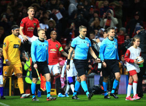 Gestranius assisterades av Jan-Peter Aravirta och Mikko Alakare. Mattias Gestranius domartrio leder ut Man United och Partizan Belgrad på planen.