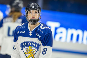 Bara ett par dagar efter att årets VM-trupp till Halifax i Kanada utsetts inhiberades hela turneringen. Ronja Savolainen gick miste om sitt femte VM. Ronja Savolainen.