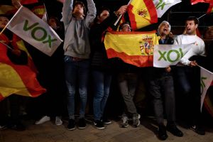 Ytterhögerpartiet Vox' anhängare firade på gatorna i Madrid att partiet nu blivit tredje störst. Ytterhögerpartiet Vox anhängare firar med flaggor.