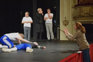 Mikaela Hasán regisserar gruppen under en minnesrepetition. MikaeIa Hasán regisserar skådespelare "I det stora landskapet" på Svenska Teatern.