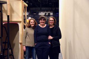 Mikaela Hasán, regissör och konstnärlig ledare, skådespelaren Yvonne Heins och verksamhetsledaren Sanna Huldén. DuvTeaterns konstnärliga ledare Mikaela Hasán, skådespelare Yvonne Heins och verksamhetsledare Sanna Huldén