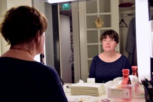 Yvonne Heins förbereder sig för att gå upp på scen. DuvTeaterns skådespelare Yvonne Heins speglar sig innan repetitioner.