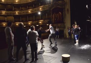 Roy Eriksson och Niklas Åkerfelt dansar och repeterar. Niklas Åkerfelt och Roy Eriksson dansar i på scen under repetitioner av "I det stora landskapet".