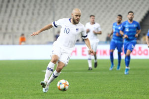 Teemu Pukki gjorde tio mål i kvalet. Teemu Pukki med bollen mot Grekland.