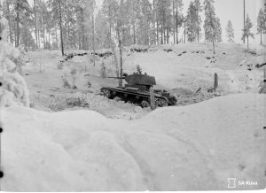 Kollaanjoen itäpuolella venäläinen hyökkäysvaunu etenee kiivaasti ampuen 17.12.1939.