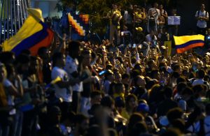 Under fredagskvällen drog demonstranter ut på gatorna och bankade i pannor och kastruller för att visa sitt missnöje mot regeringen. Demonstranter ute på gatan i Bogota.