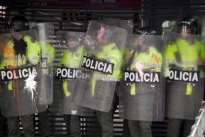 Kravallpolisen drabbade samman med demonstranterna i Bogotá i torsdags. Colombianska poliser i rad.
