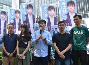 Joshua Wong (i mitten) meddelade i september att han ämnar ställa upp i lokalvalet. Många av Hongkongs ledande demokratiska politiker var på plats för att ge sitt stöd. Lokalpolitiker håller tal i Hongkong.