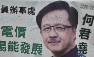 Junius Ho är en av Hongkongs mest omstridda politiker. Han är en hängiven anhängare av kommunistpartiet som styr det övriga Kina. Valaffisch med klotter.