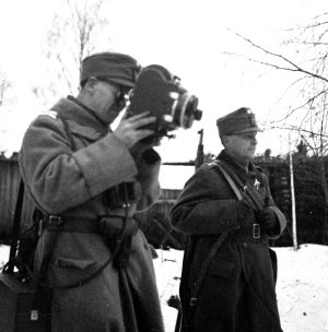 Tk-kuvaaja Alvar Hamberg Suomussalmen lossin lähellä. 1.12.1939.