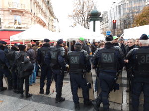 Efter att jordbrukarna slängt hö på Champs-Elysées i protest mot EU:s och Frankrikes jordbrukspolitik bildade polisen en järnring runt demonstranterna. Poliser på rad i Paris.