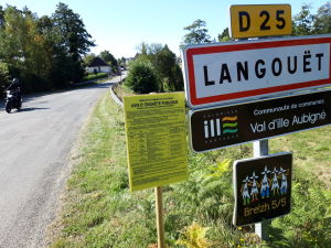 Byn Langouet i Bretagne har blivit världsberömd tack vare sin skyddszon mot kemiska bekämpningsmedel. Vägskyltar vid byn Langouet i Bretagne.