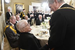 Unto Nikunen och Sauli Niinistö. Veteranen Unto Nikunen hälsar på Sauli Niinistö på slottsbalen.