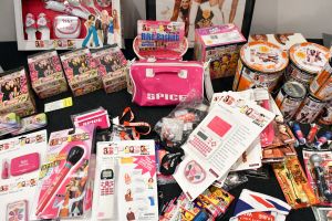 Spice Girls-produkter. Massor av Spice Girls-produkter, bland annat slickepinnar, väskor, dockor, kameror.