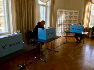 Väljarna gör sitt bästa, men alltför ofta beter sig politikerna annorlunda efter valet än före. Estniska väljare i valbåset.