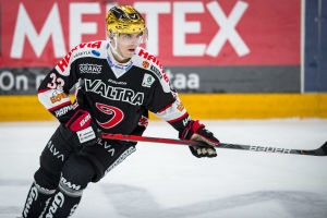 Julius Nättinen leder FM-ligans poängbörs. Julius Nättinen fokuserar på spelet.
