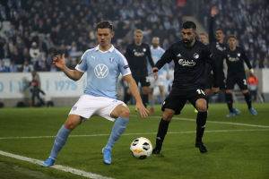 Marcus Antonssons Malmö FF och Michael Santos FC Köpenhamn representerar Norden i Europa League-slutspelet. Marcus Antonsson och Michael Santos kämpar om bollen.