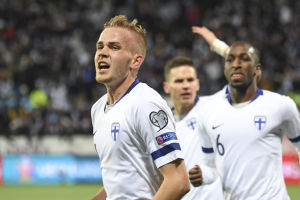 Målet mot Liechtenstein var Tuominens första med landslaget. Jasse Tuominen firar mål med lagkamrater bakom sig.