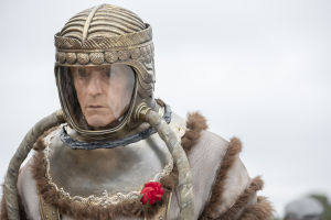 Adrian Veidt / Ozymandias (Jeremy Irons) äventyrar på en av Jupiters månar. Adrian Veidt (Jeremy Irons).