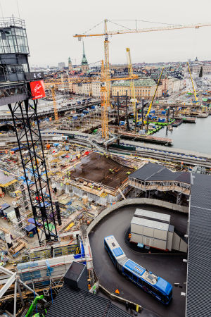 Både bussarna och tunnelbanan har fått tillfälliga terminaler och ingångar så att trafiken ska löpa under byggarbetet. Tillfällig bussterminal vid Slussenbygget i Stockholm.