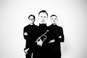 Jukka Eskola Soul Trion soittajat poseeraavat.