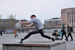 Lever började med dans sent i livet och vill därför dela med sig av det dansen gett honom. Kristian Lever poserar på Medborgartorget.