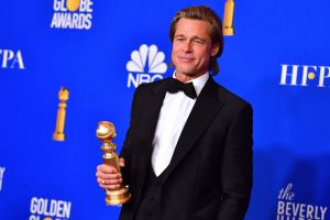 Brad Pitt fick priset för bästa manliga biroll i Once Upon a Time in Hollywood. Skådespelaren Brad Pitt poserar på Golden Globe-galan.