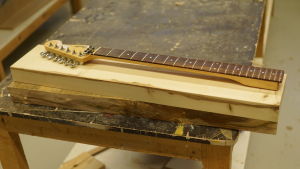 Tehdasvalmisteinen Stratocasterin kaula vaahteralankun päällä.