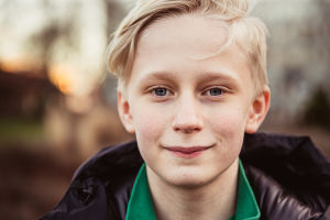 Min mamma är finsk, jag talar finska med min bror också, jag har gått på finskt dagis och går i sverigefinsk skola, berättar Elis. Elis Gerdt spelar Sune Andersson.