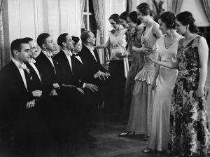 Kvinnor bjuder upp män till dans på en skottårsbal år 1932. Kvinnor bjuder män upp till dans på en skottårsbal år 1932.