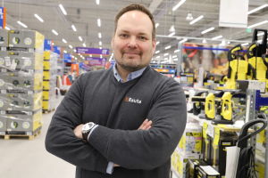 Svårigheten med att förutspå vinterns väder nästan ett halvår i förväg skapar utmaningar bland annat för byggvaruhuset K-rauta, berättar köpmannen Joakim Forss. Porträtt på Joakim Forss med armarna i kors.